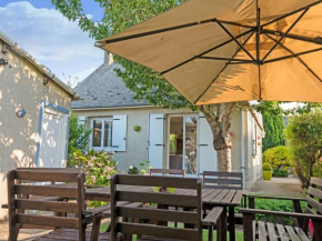 Serene Holiday Home for family with Garden